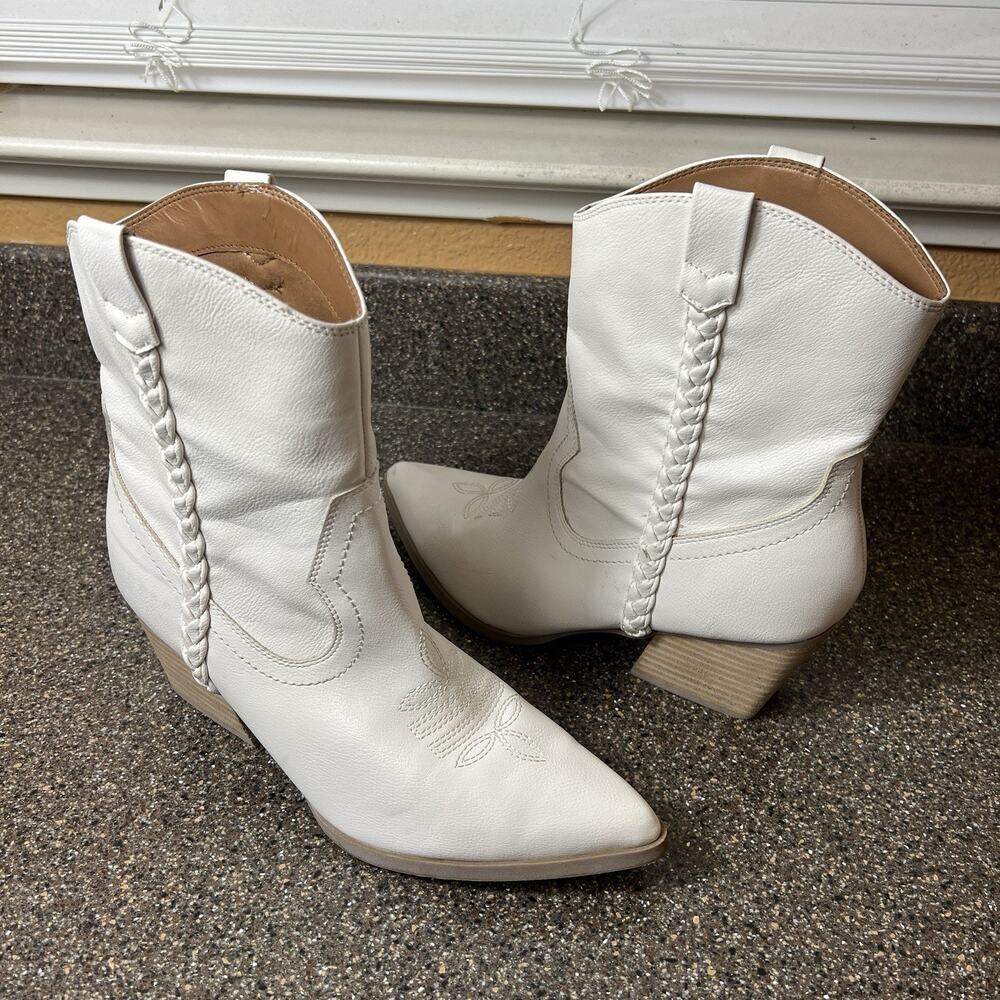 Dolce Vita Western Boots White Faux Leather Womens Sz 10 Pointed Toe Chunky Heel